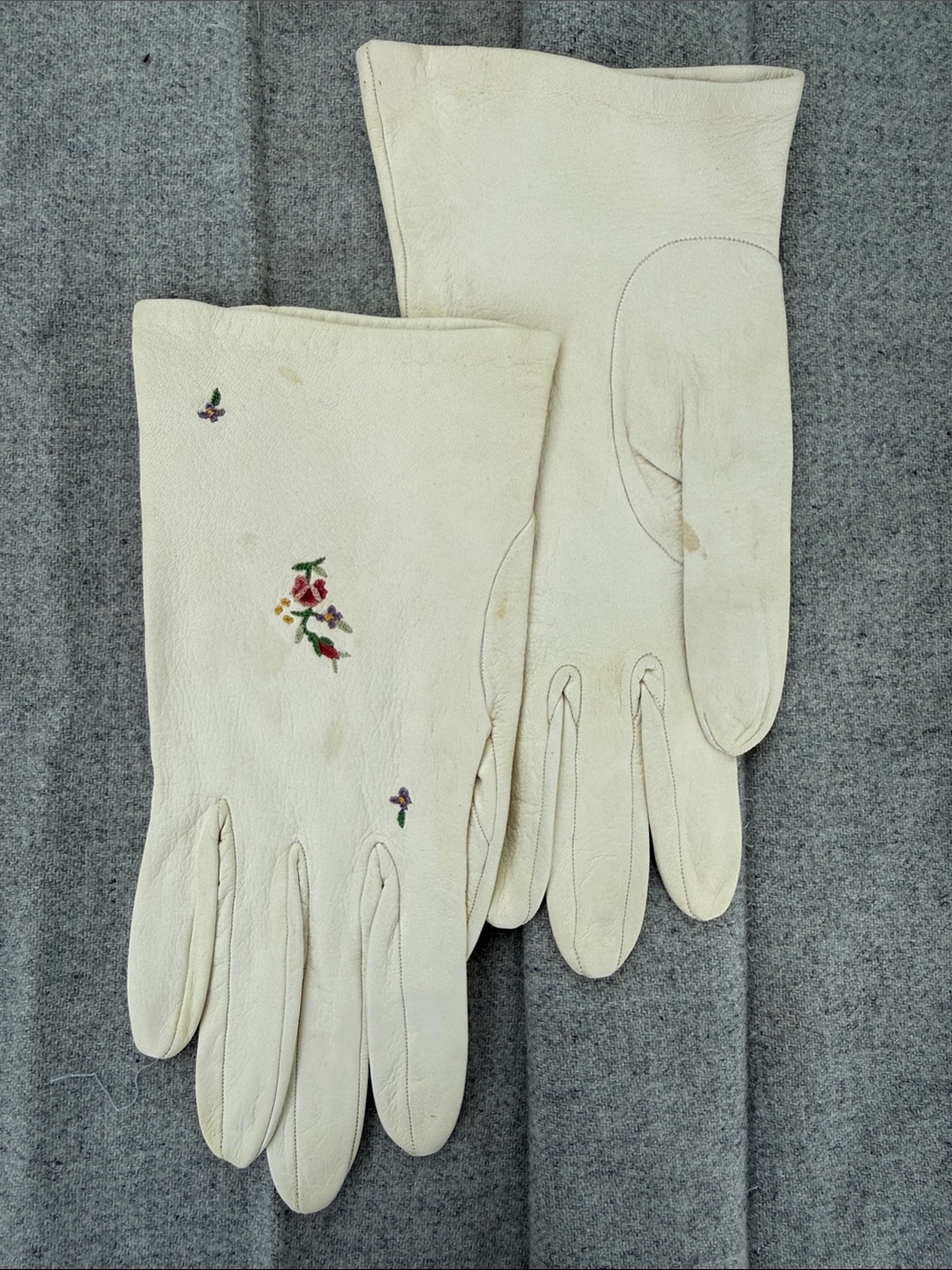 Cream Leather Women's Embroidered Gloves